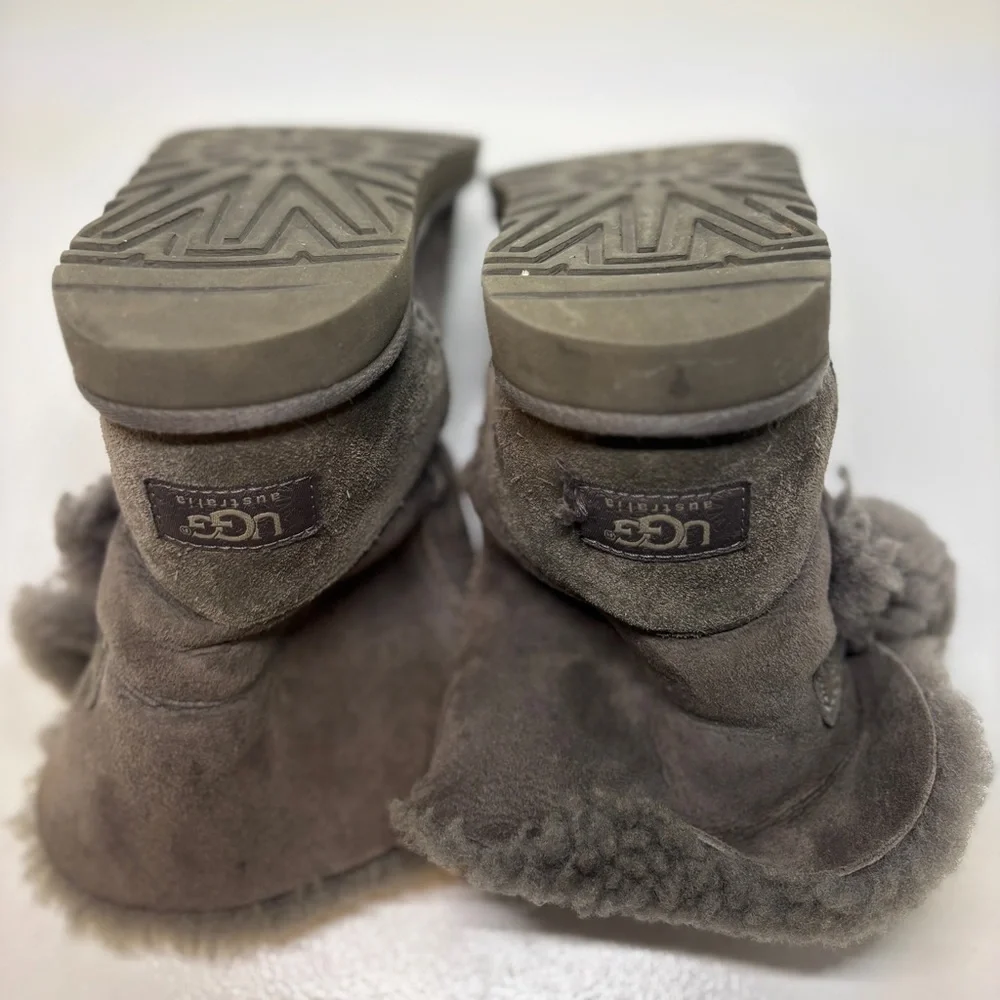 UGG Bailey Button Original used boots kids size 3 S/N 5991